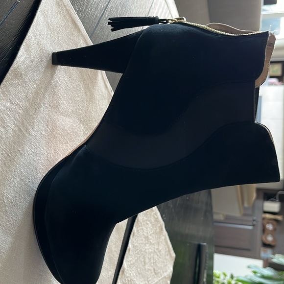 Adrienne Vittadini Size 10, low boot. Like new, barely worn - Picture 2 of 4